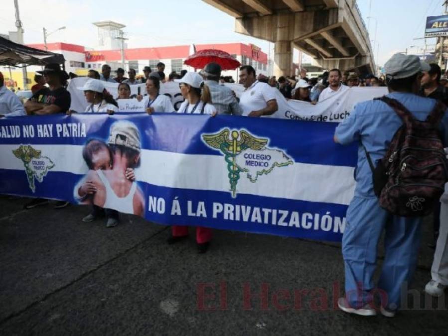 FOTOS: Colegios cerrados, sin atención en IHSS y marchas de maestros, médicos y estudiantes en otro día de protestas
