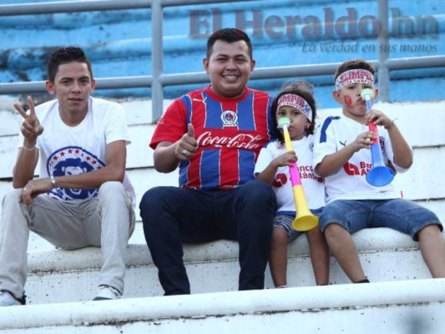 La Ultra Fiel llega al Olímpico y se burla de Motagua con 'el fantasma de la Liga Concacaf'