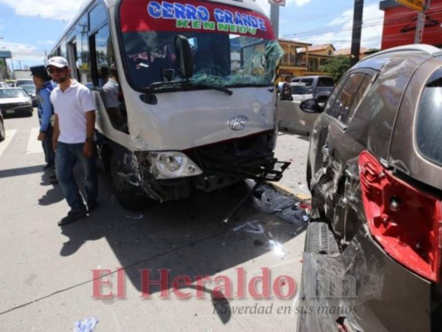FOTOS: Aparatoso accidente en bulevar Centroamérica por irrespetarse paso de cebra