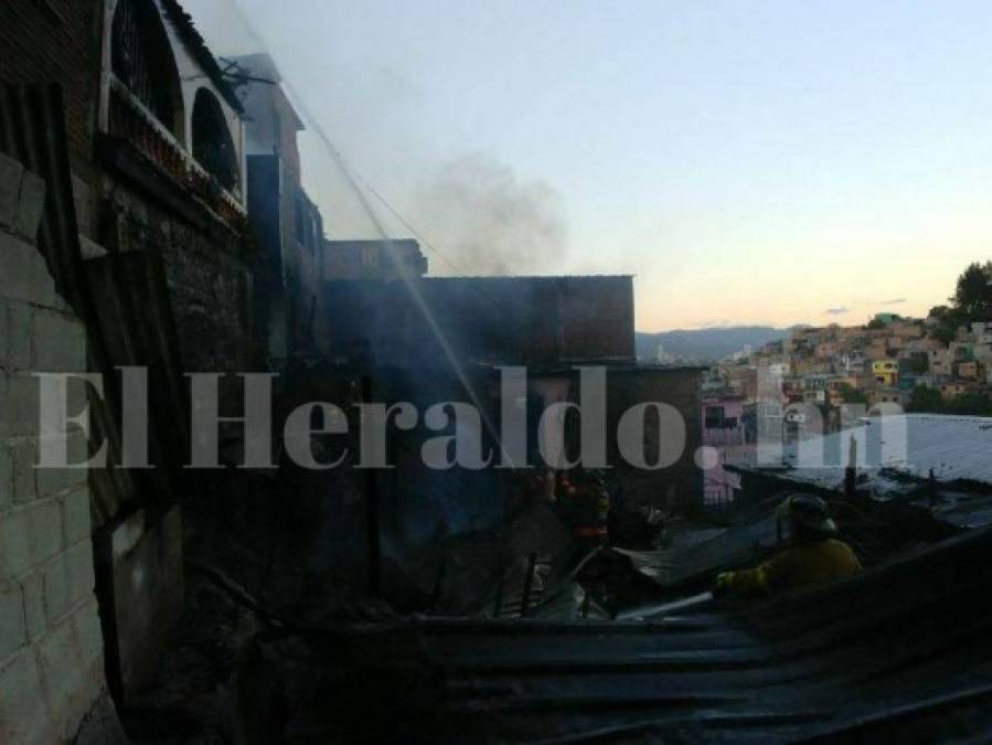 Seis viviendas quemadas: Imágenes del incendio ocurrido este viernes en el barrio La Guasalona de Comayagüela