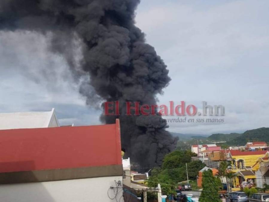 FOTOS: Así se ve pavoroso incendio tras fatal accidente de rastra en carretera al sur