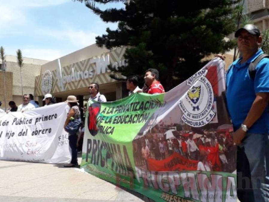 FOTOS: Médicos, empleados de Hondutel y docentes paralizan la capital en jornada de protestas