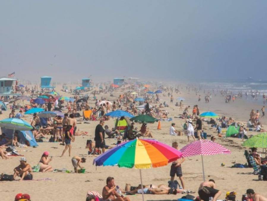 Por altas temperaturas, californianos salen a las playas pese a Covid-19