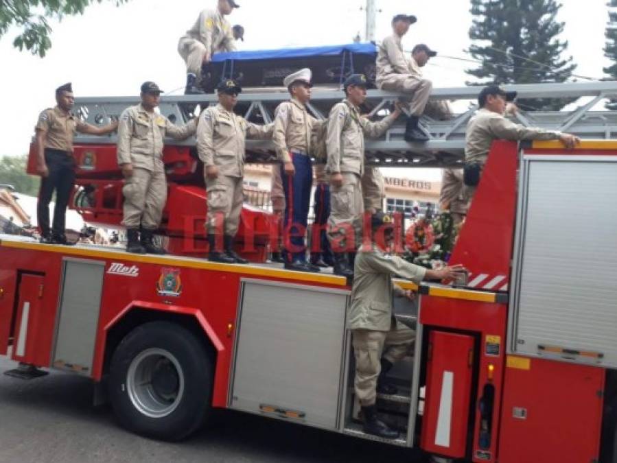 Masiva caravana acompaña los restos de Josué Vargas, bombero fallecido en La Montañita