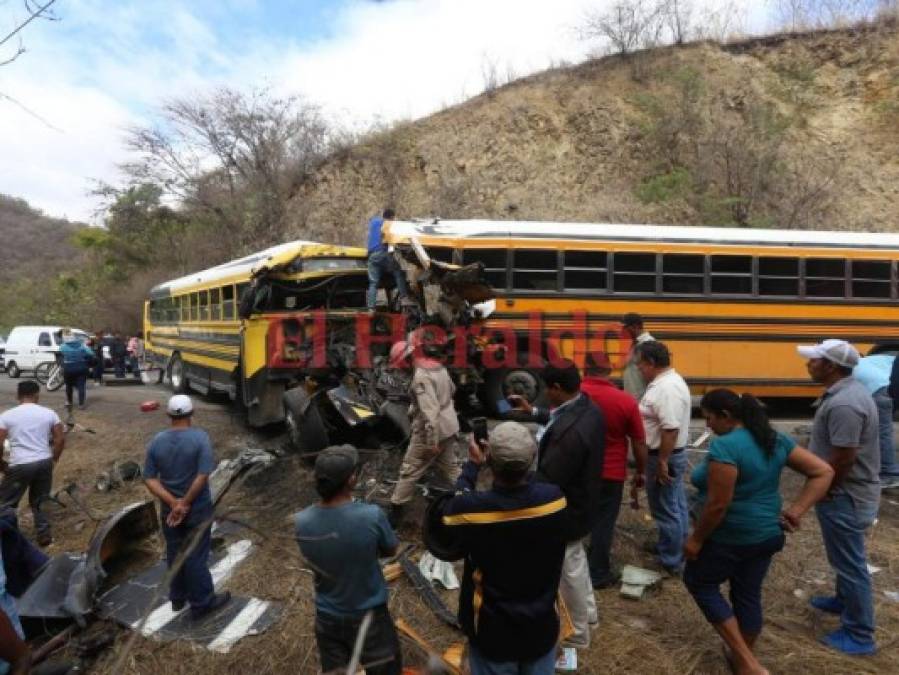 Dramáticas imágenes del choque entre dos buses en la carretera a Olancho que dejó varios heridos