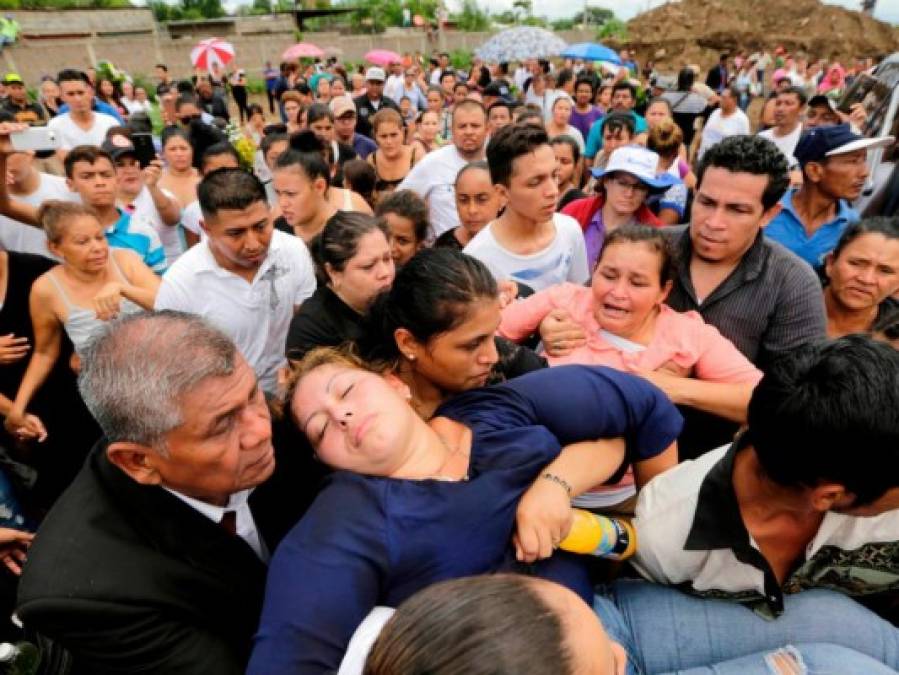 Las dolorosas imágenes del entierro de la familia nicaragüense asesinada dentro de su vivienda