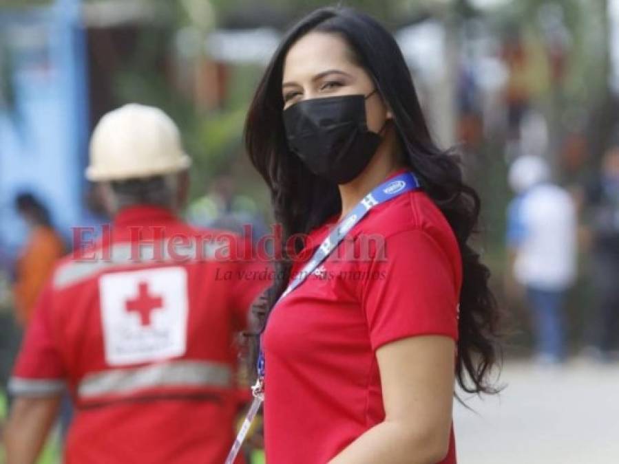 ¡Roban suspiros! Hermosas mujeres engalanan el estadio Olímpico para alentar a la H