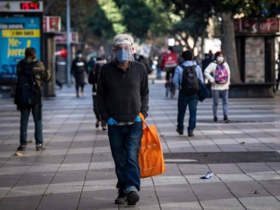 Récord de muertes diarias por Covid-19 en Chile entre polémica por tumbas