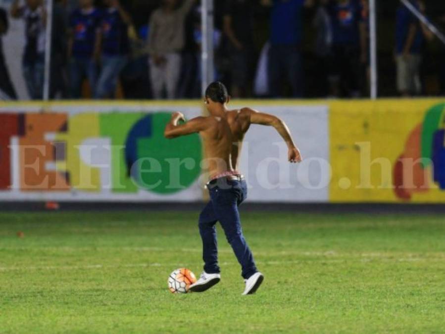 GALERIA: Aficionado invade la cancha y hace gol en pleno clásico