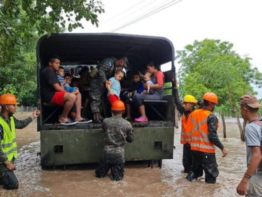 Imágenes de rescates: Hondureños lloran y sufren la tragedia causada por Eta