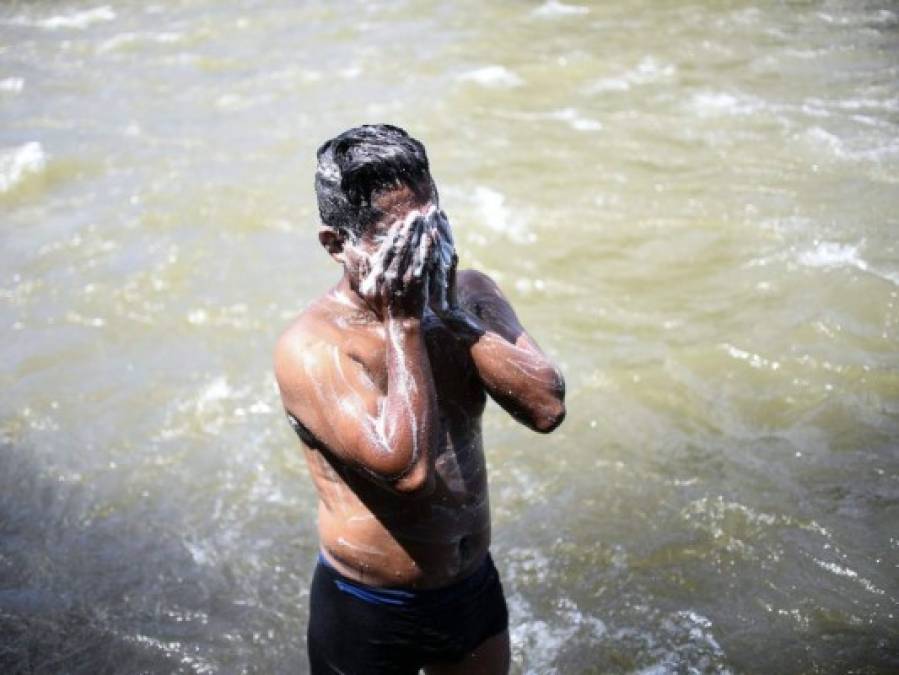 FOTOS: Así se bañan los hondureños que viajan en la caravana migrante en México