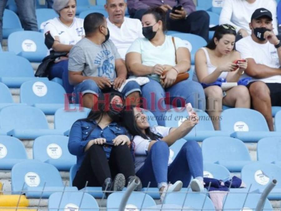 Atractivas mujeres adornan el estadio Olímpico en la previa Honduras vs. Panamá