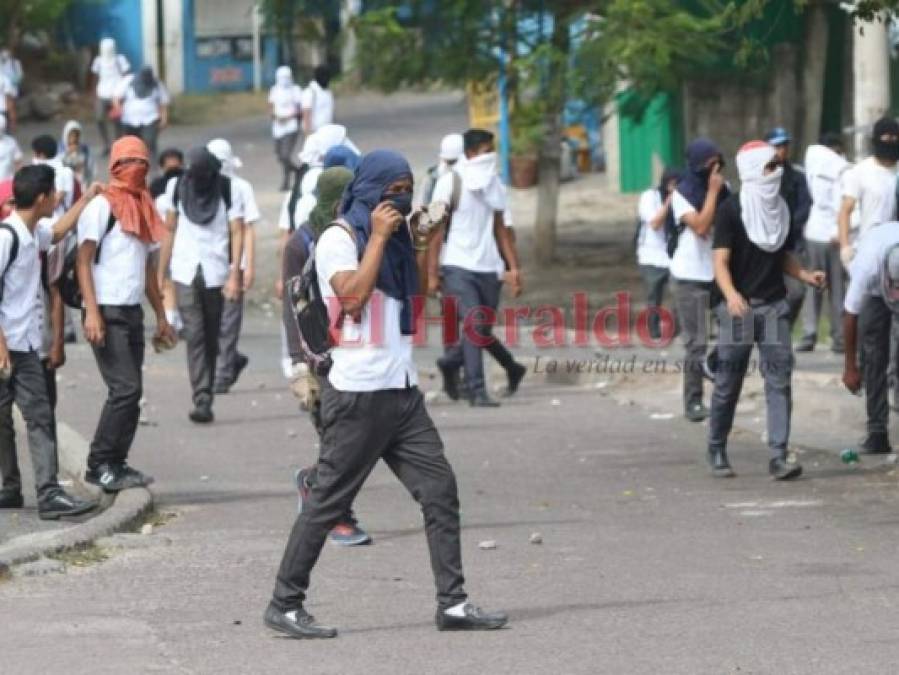 FOTOS: El enfrentamiento entre policías y estudiantes del Central en imágenes