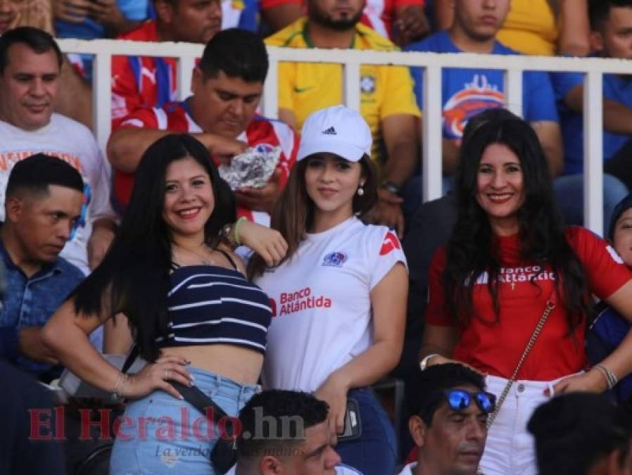 ¡Bellezas en el Nacional! Preciosas chicas engalanan la final entre Olimpia y Motagua