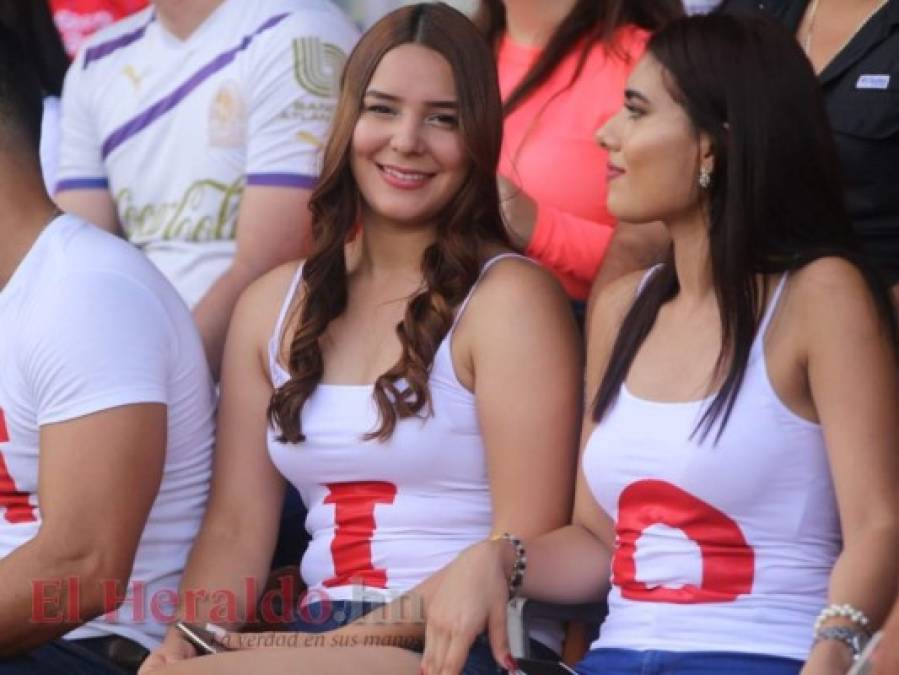 ¡Bellezas en el Nacional! Preciosas chicas engalanan la final entre Olimpia y Motagua