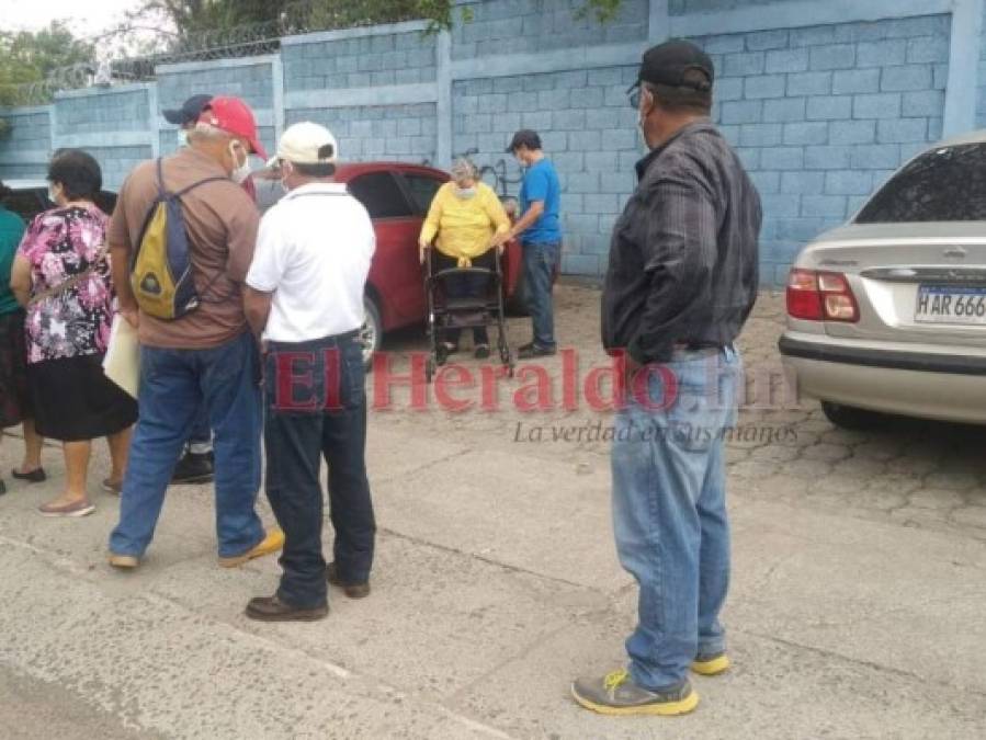 Descontrol y aglomeraciones en entrega de DNI a adultos mayores (FOTOS)