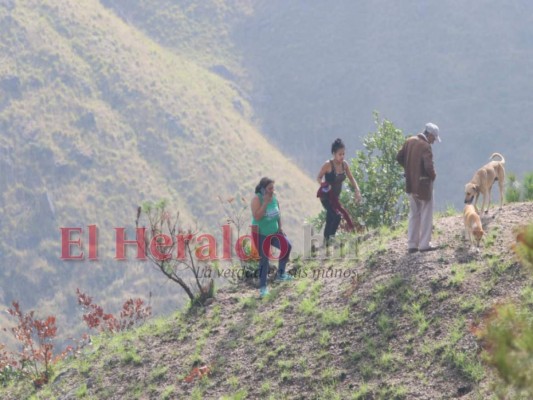 Así fue rescatado el cuerpo de un joven de 16 años asesinado en una zona inhóspita de la Villa Nueva (Fotos)