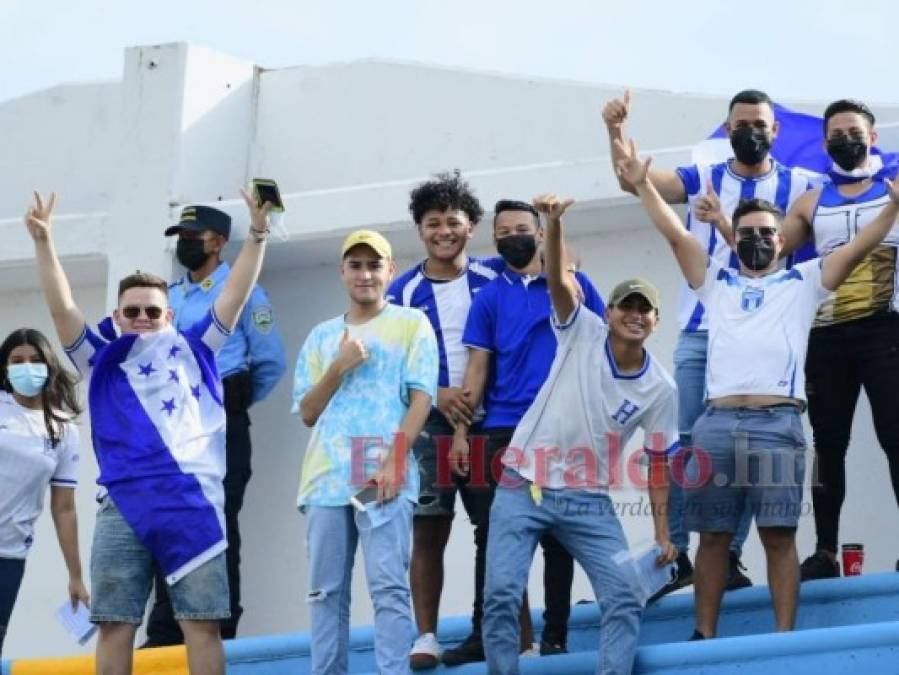 FOTOS: Ambientazo de la afición hondureña en el Olímpico de San Pedro Sula