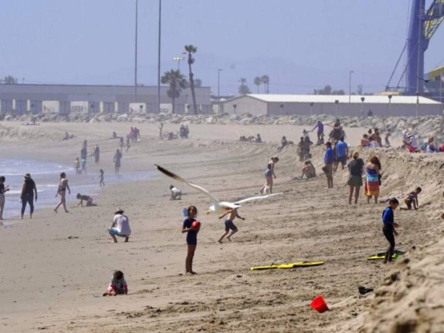 Por altas temperaturas, californianos salen a las playas pese a Covid-19