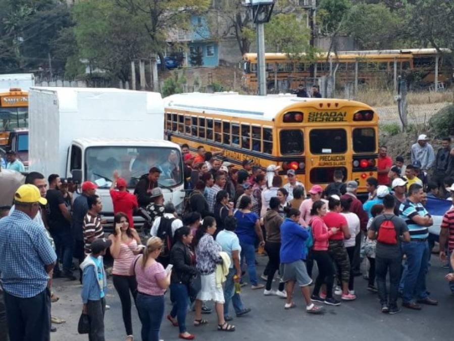 Imágenes del caos vial en la salida al sur ante la toma de calle de los pobladores de la aldea Yaguacire