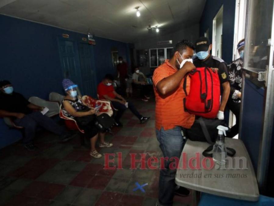 FOTOS: Estrictas medidas de bioseguridad y pocos pasajeros en buses interurbanos