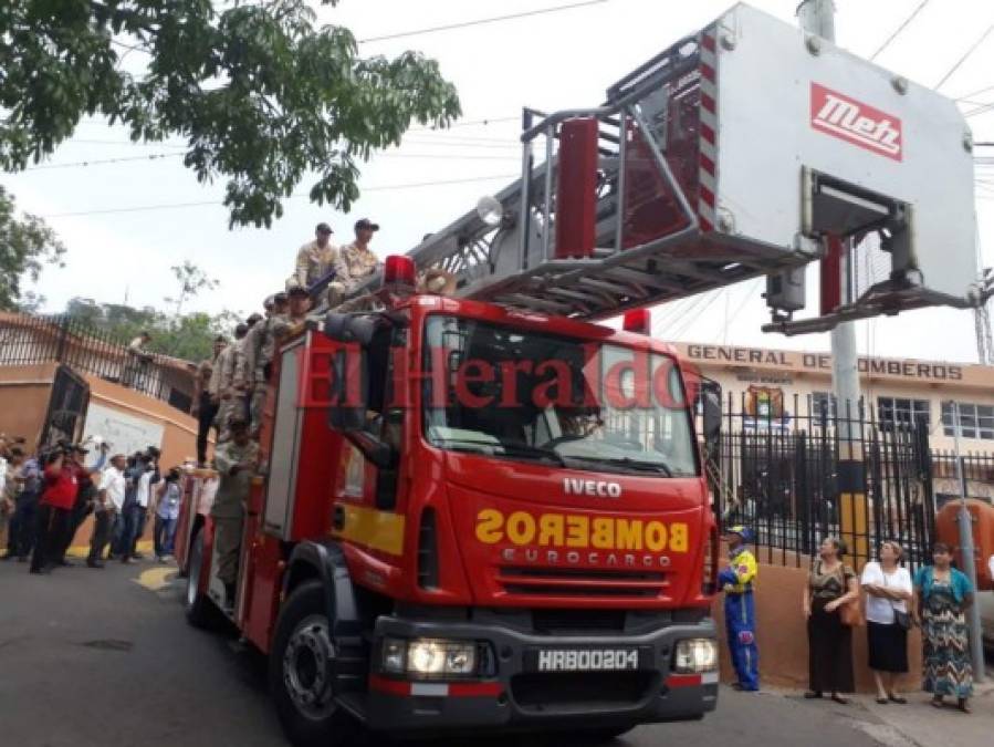Masiva caravana acompaña los restos de Josué Vargas, bombero fallecido en La Montañita