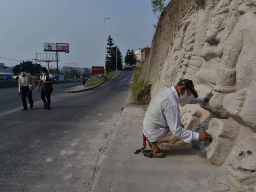 Alejandro Espinoza, el hondureño que hace frente al encierro por Covid-19 esculpiendo figuras mayas en bulevares