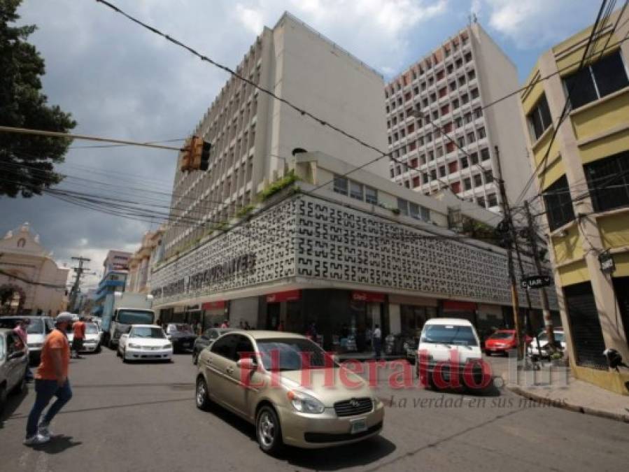 Capitalinos abarrotan el casco histórico en primer día de la reapertura