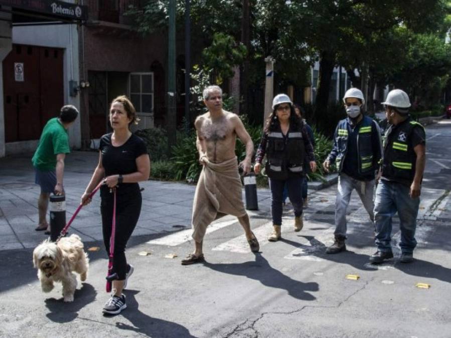 Pánico, pacientes en camilla a la calle y derrumbes: los daños del sismo en México (FOTOS)