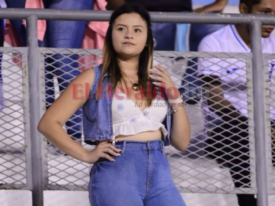 Atractivas mujeres adornan el estadio Olímpico en la previa Honduras vs. Panamá