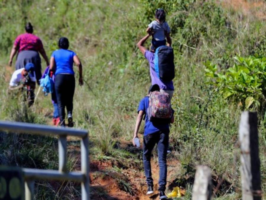 FOTOS: Caravana migrante de hondureños se diluye ante presión policial en Guatemala