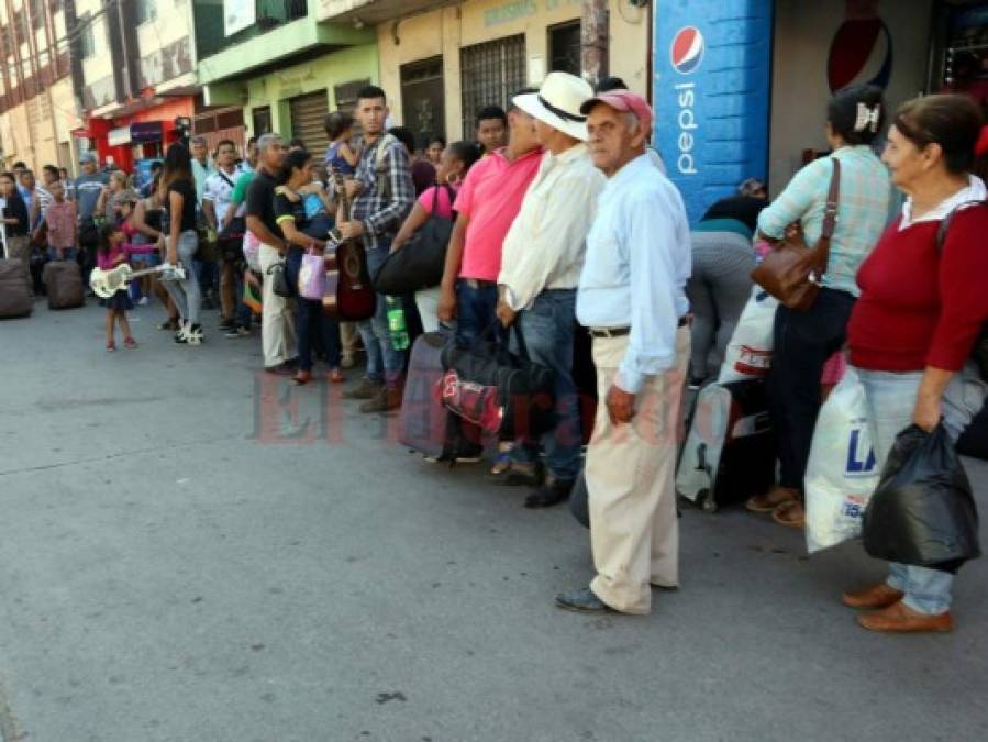 Abarrotadas terminales de autobuses en regreso de personas a la capital