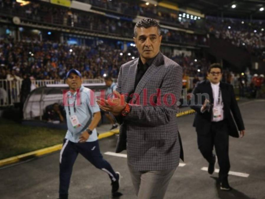 Diego Vazquez y su elegante atuendo en la final Motagua vs Saprissa