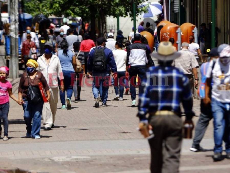 Comerciantes se reinventan para garantizar protección a sus clientes (FOTOS)