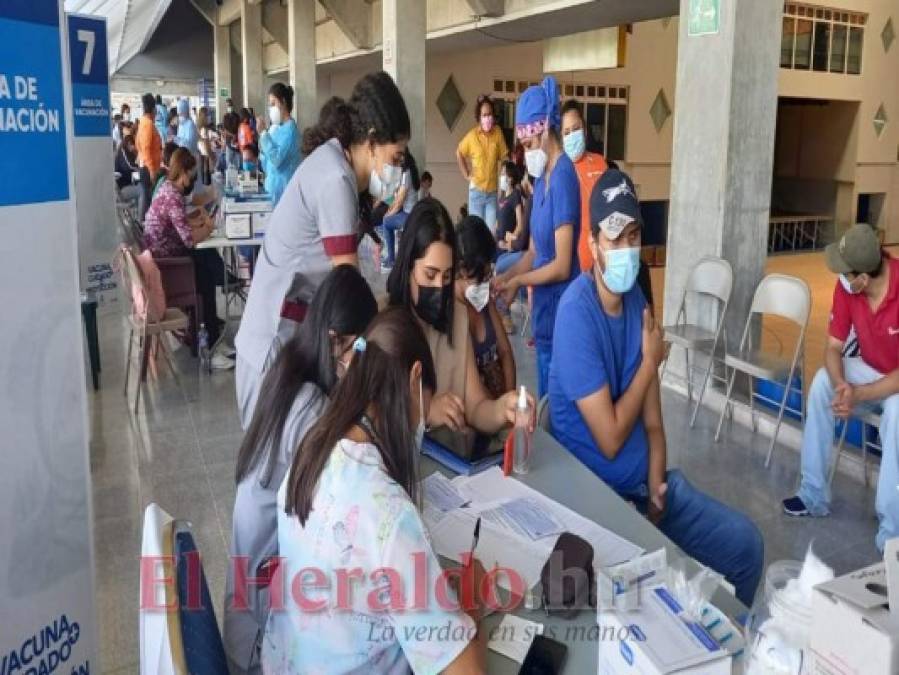 Así se desarrolló la jornada de vacunación a adolescentes en la capital (FOTOS)