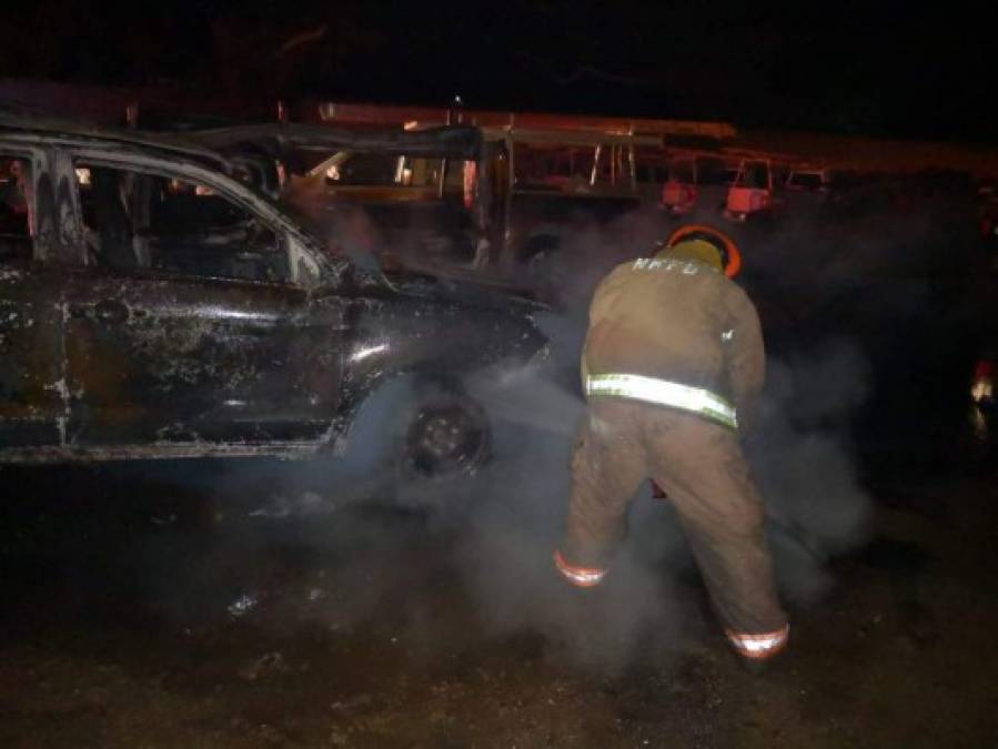 FOTOS: Así quedaron vehículos de empresa contratada por EEH tras voraz incendio