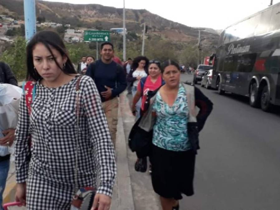 Imágenes del caos vial en la salida al sur ante la toma de calle de los pobladores de la aldea Yaguacire