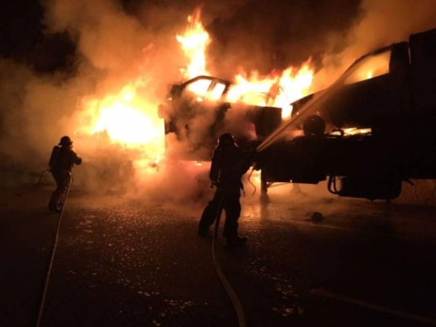 Impactantes imágenes del incendio de vehículos en cuesta de La Virgen