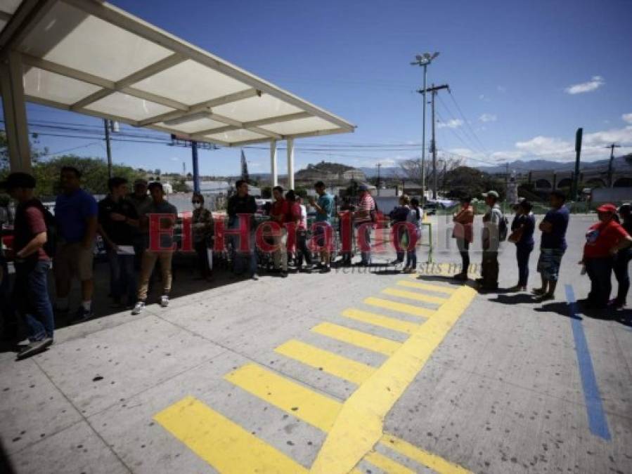 Capitalinos abarrotan mercados para abastecerse en plena cuarentena por Covid-19