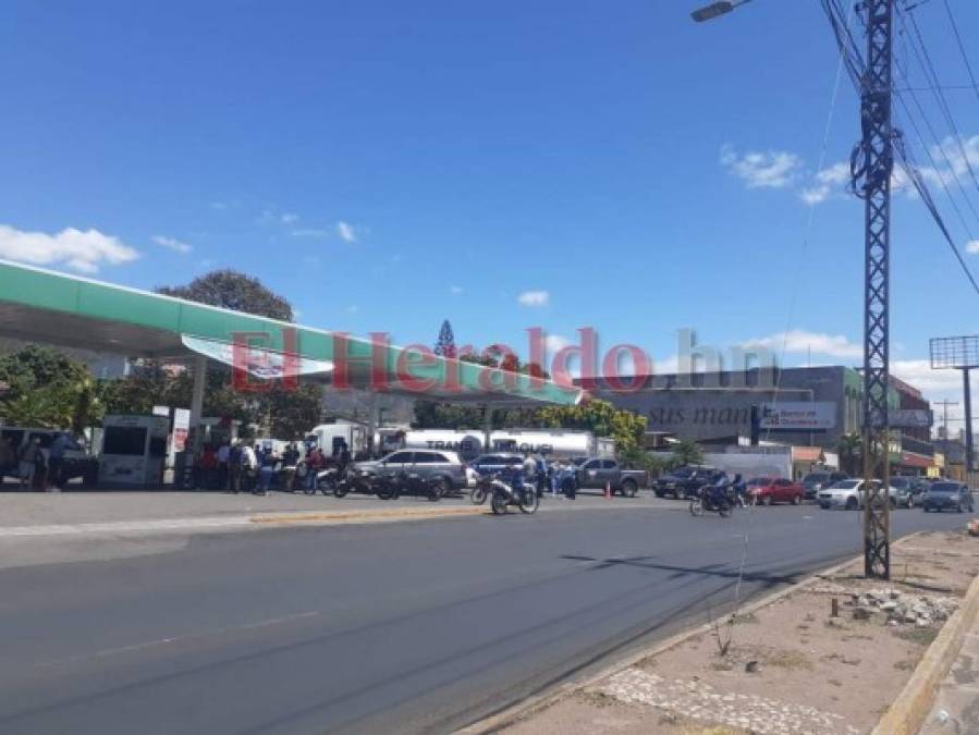 FOTOS: Enormes filas en gasolineras para abastecerse de combustible