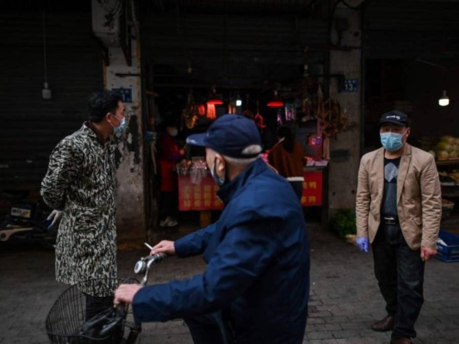 Entre llanto y abrazos, Wuhan celebra el fin de confinamiento por Covid-19