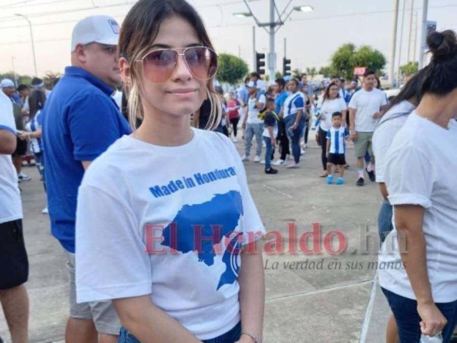 Bellas aficionadas catrachas se roban las miradas en el BBVA Compass para el Honduras-Qatar