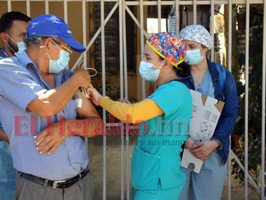 Casa por casa: Salud vacuna contra la influenza y la covid-19 a capitalinos