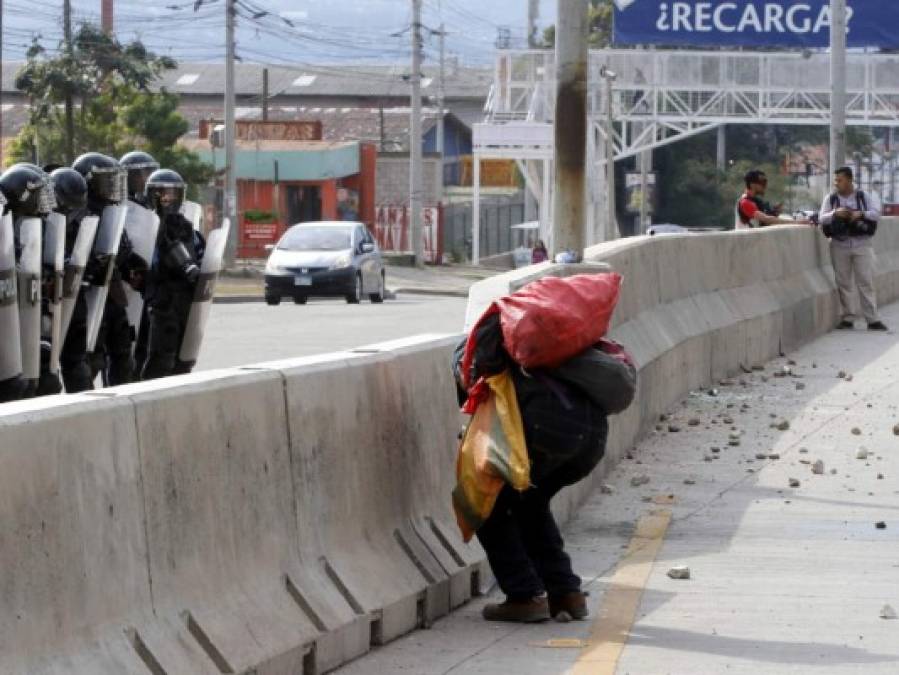 Las 13 imágenes más impactantes del caos fuera de la UNAH tras inicio de clases