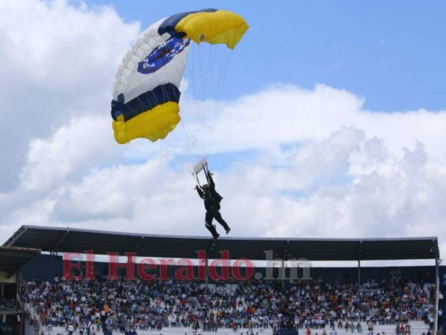 Júbilo y adrenalina: así fue el espectáculo de paracaidismo en el Bicentenario
