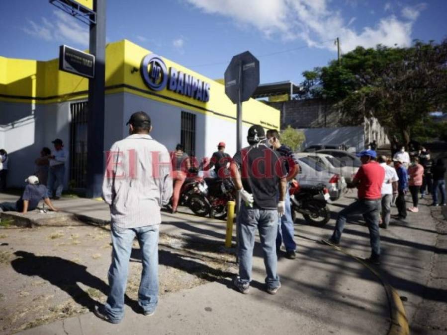 Largas filas de capitalinos en bancos habilitados durante cuarentena