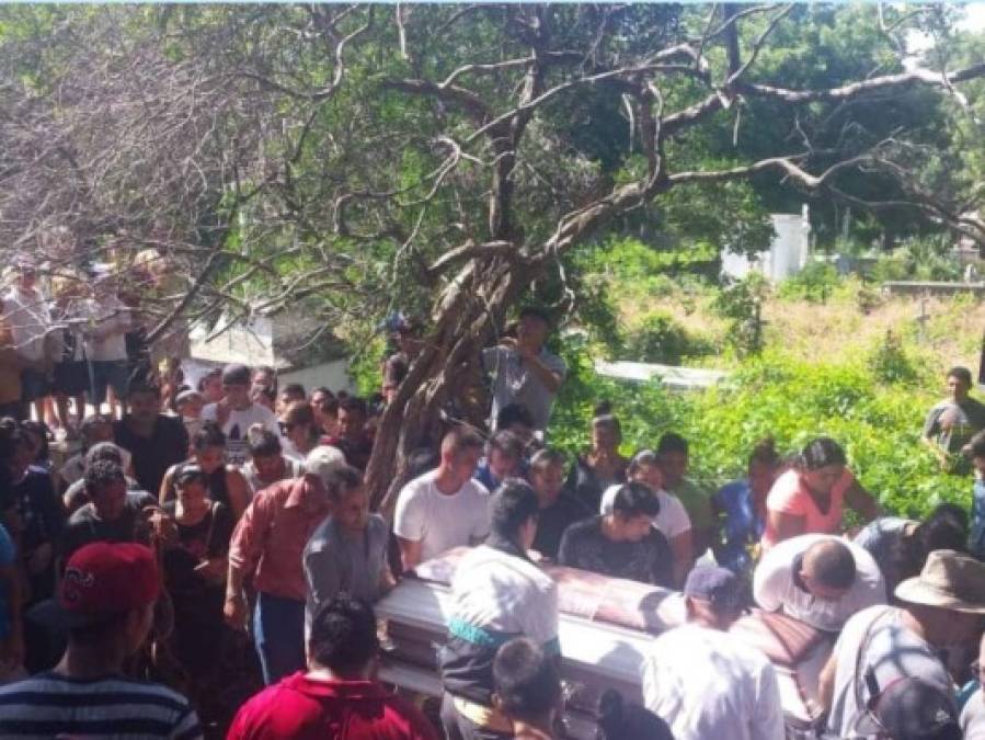 FOTOS: Lágrimas y dolor en el entierro de estudiante de periodismo