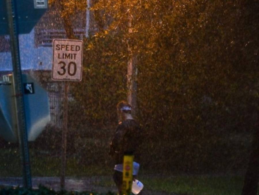 Las imágenes: Eta lleva aguaceros a las calles ya inundadas de Florida