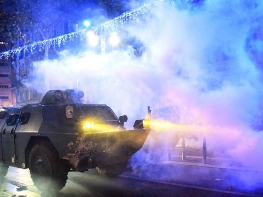 FOTOS: Caos y destrucción en París tras otro día de protestas de los chalecos amarillos