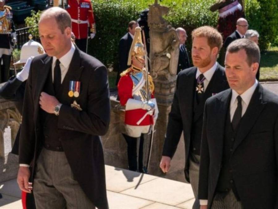 Así fue el incómodo reencuentro de los príncipes Harry y William en el funeral del duque de Edimburgo  